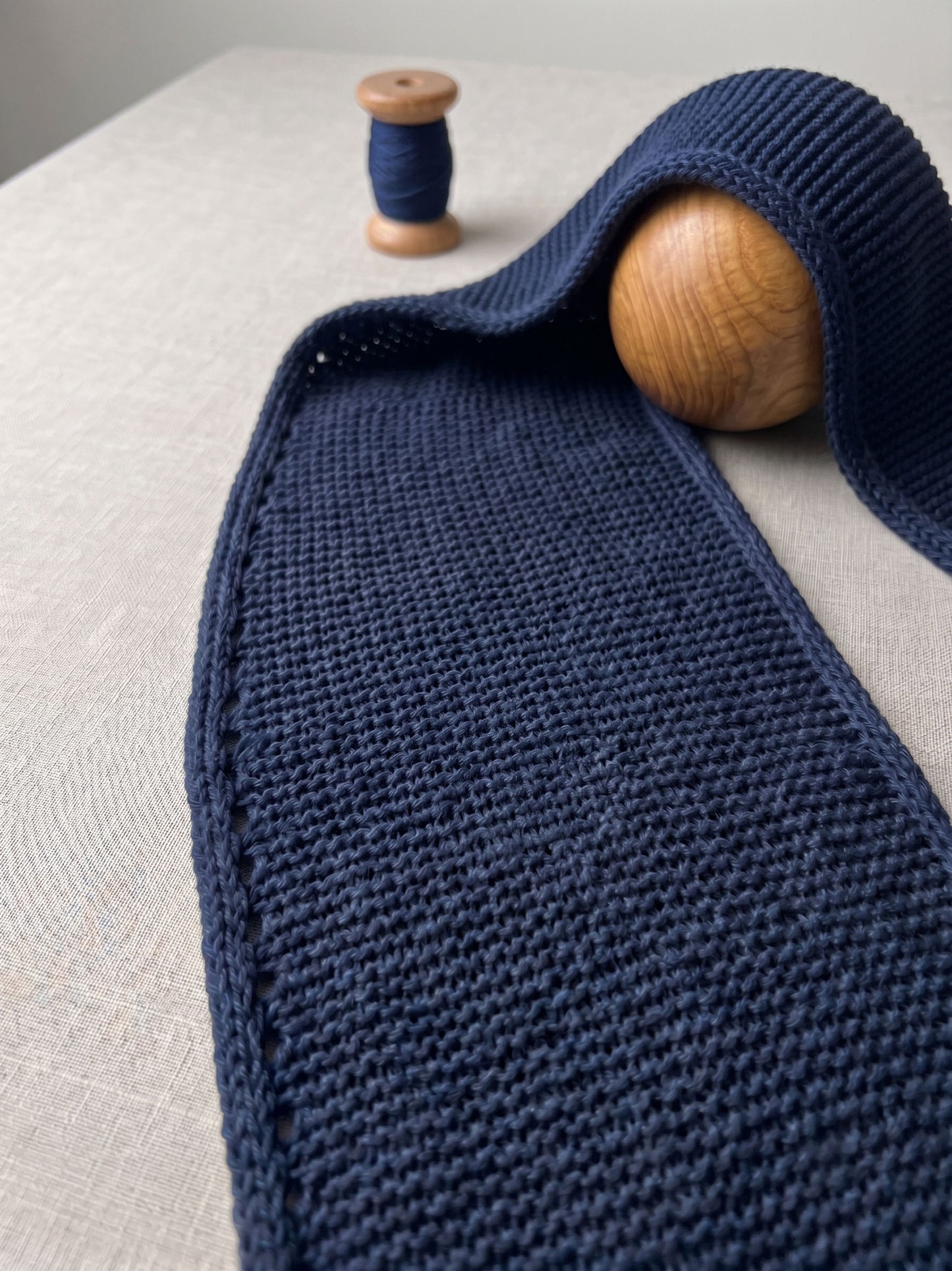Sophie Scarf Navyblau - Klassisches Statement
