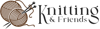 Logo mit zwei braunen Wollknäueln und gekreuzten Stricknadeln neben dem Schriftzug „Knitting & Friends“