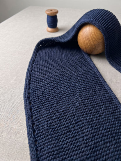 Sophie Scarf Navyblau - Klassisches Statement