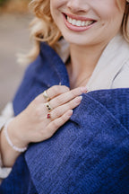 Detailaufnahme des Strickschals in Navyblau-Melange mit sichtbarer Strickstruktur.