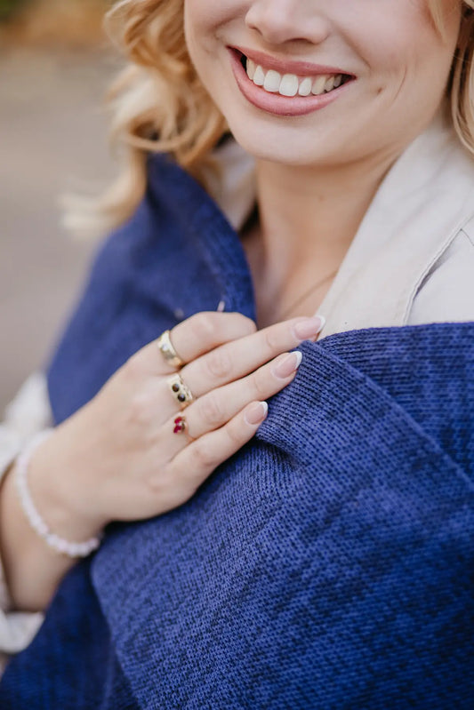 Detailaufnahme des Strickschals in Navyblau-Melange mit sichtbarer Strickstruktur.