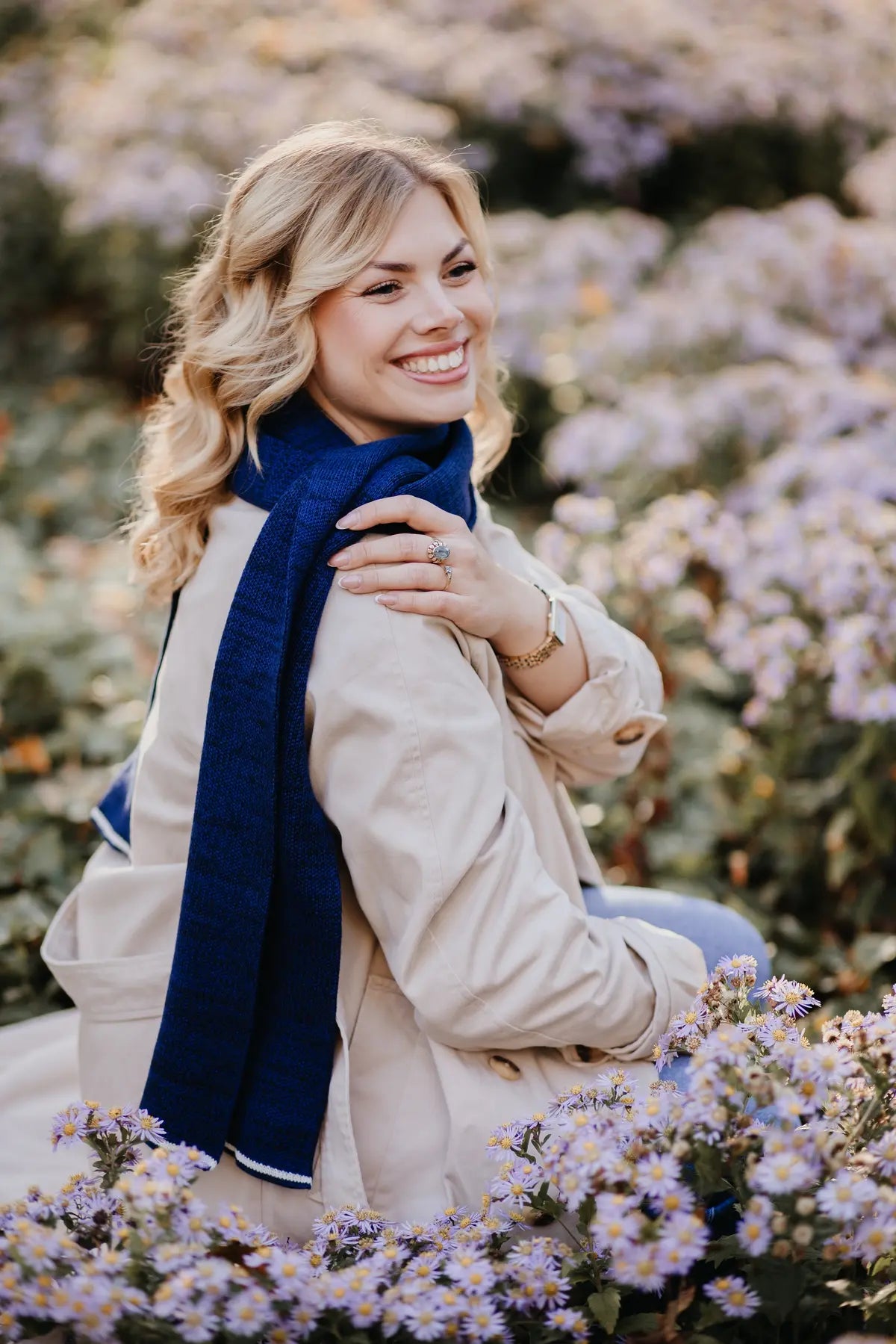 Strickschal in Navyblau-Melange getragen von Frau im Porträt.