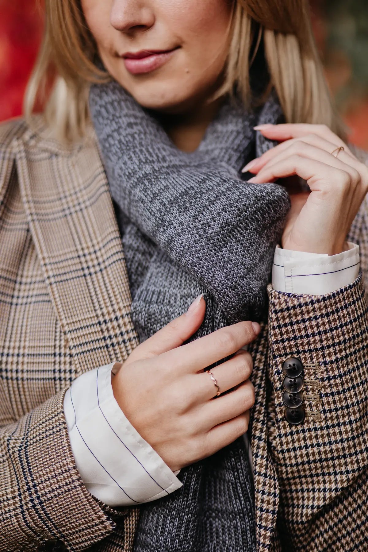 Detailaufnahme des Strickschals in Grau-Melange mit sichtbarer Strickstruktur.