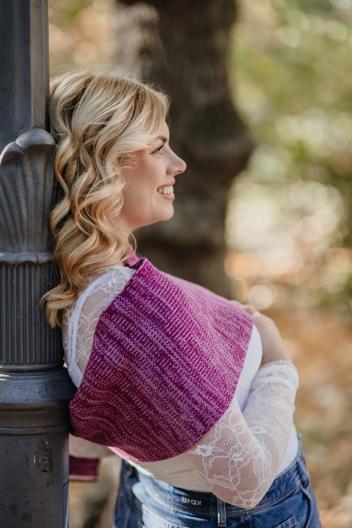 Detailansicht des Strickschals in Beerenfarben-Melange mit sichtbarer Strickstruktur.