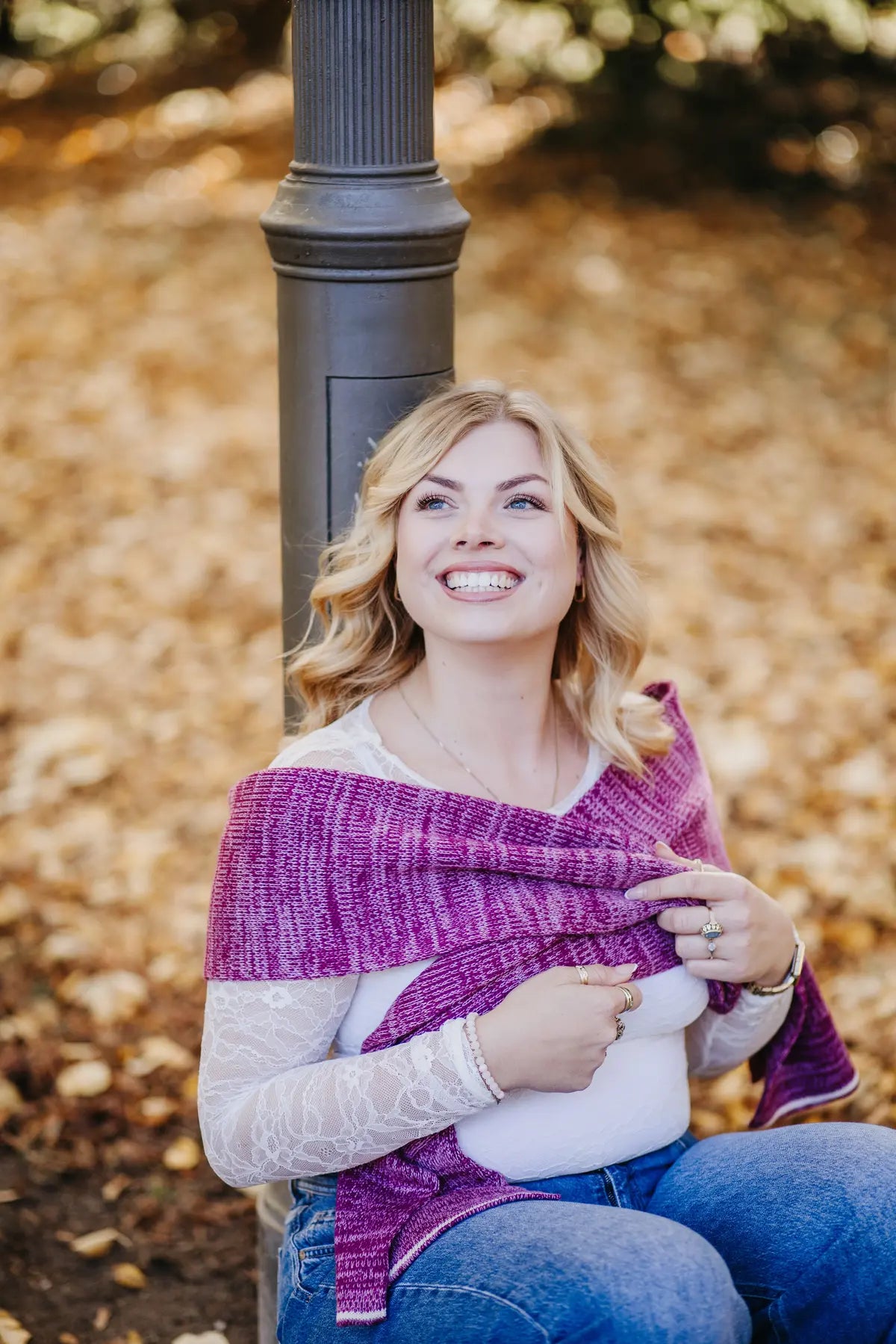 Strickschal in Beerenfarben-Melange lässig über weißem Oberteil im Herbst-Outfit getragen.