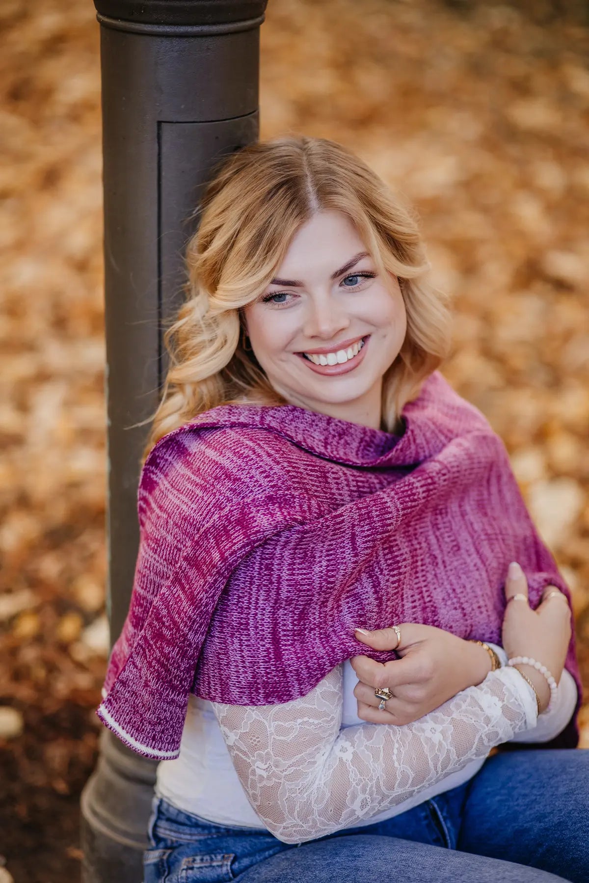 Strickschal in Beerenfarben-Melange getragen von Frau im Porträt.