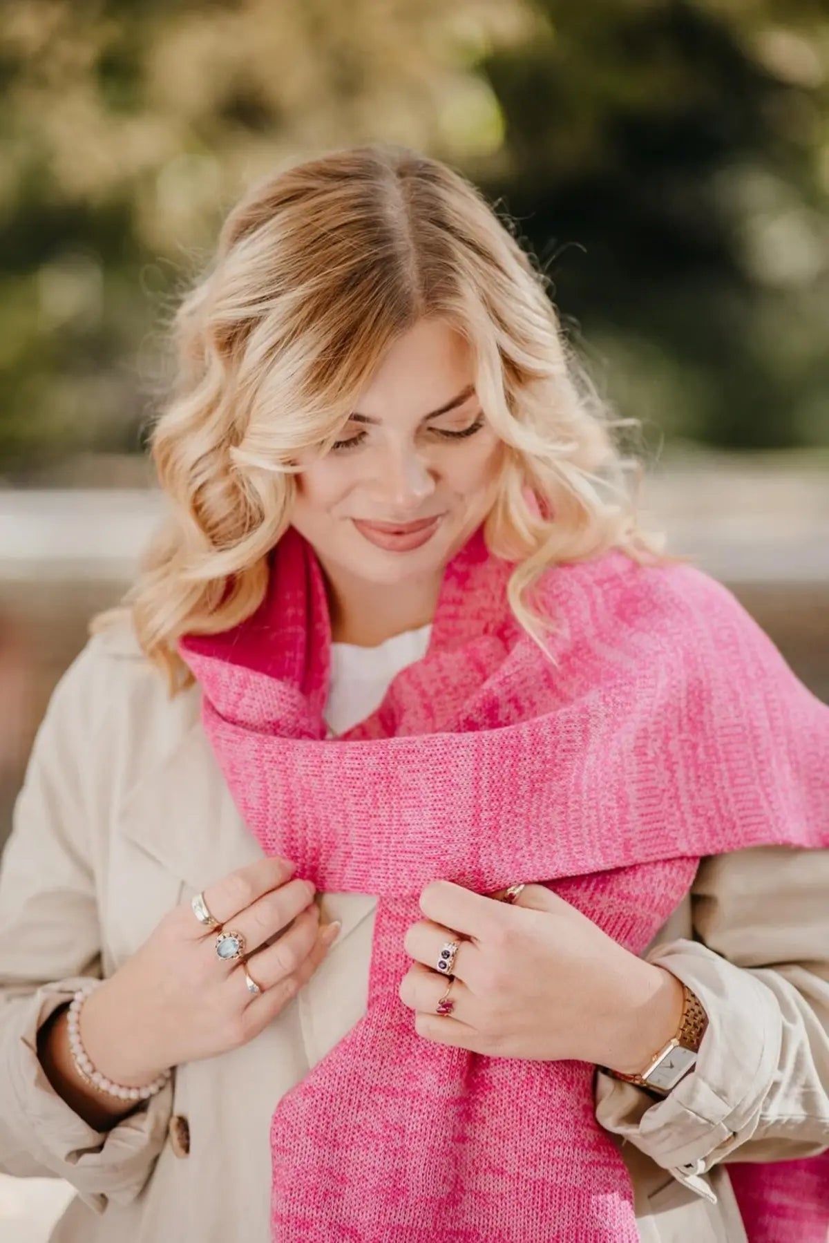 Strickschal in Rosa-Melange mit feiner Strickstruktur, um den Hals getragen.